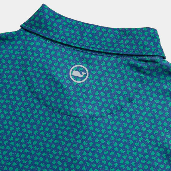 ineyard Vines On-The-Go Sankaty Polo in Micro Clover Moonshine with back neckline detail and repeating green clover print on navy fabric.