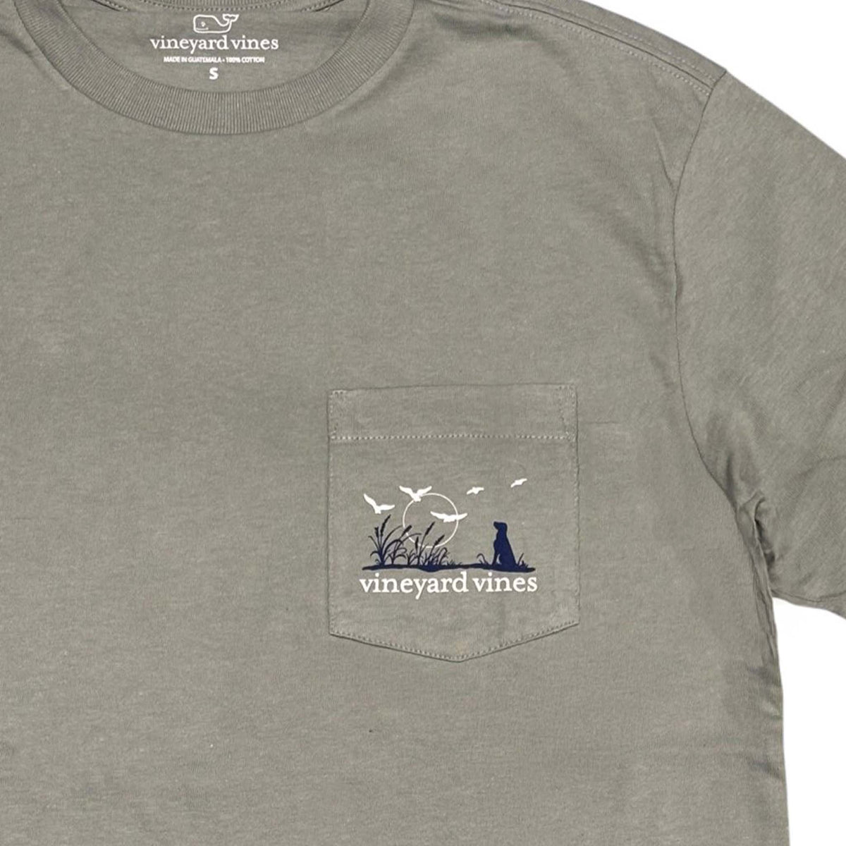 Vineyard Vines Dune Grass T-shirt in gray with chest pocket featuring small graphic of dog, dune grass, seagulls, and sun with logo.
