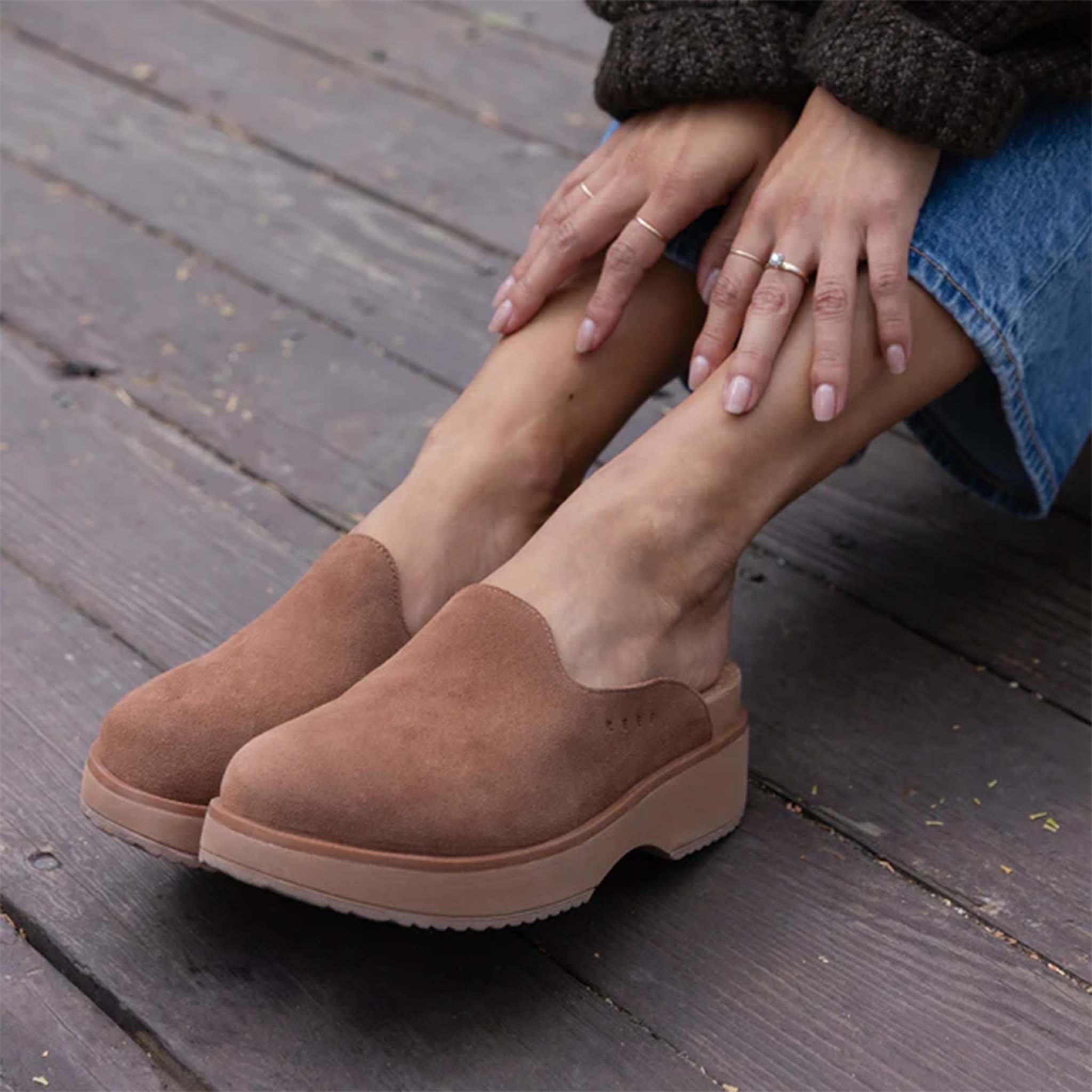 Women's Vista Skye Clogs Walnut Suede