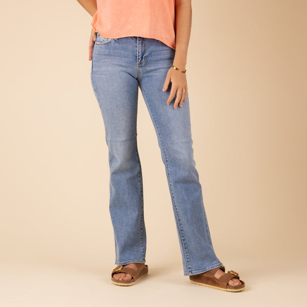 Woman wearing Just Black Denim Low Rise Vintage Slim Bootcut jeans in Light Denim. Rise 9”; Inseam 31”
96% Cotton, 3% Elasterell-P, 1% Spandex.
The jeans feature traditional belt loops, side pockets, and back pockets with no distressing on the fabric.